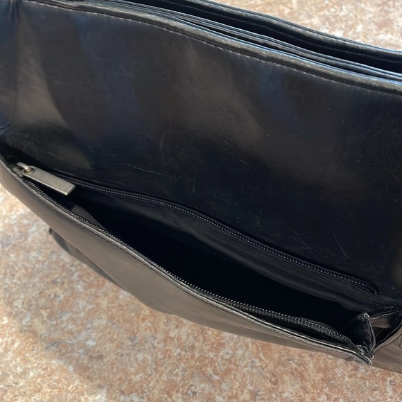 Black leather Wilson’s Leather purse - Picture 7 of 13